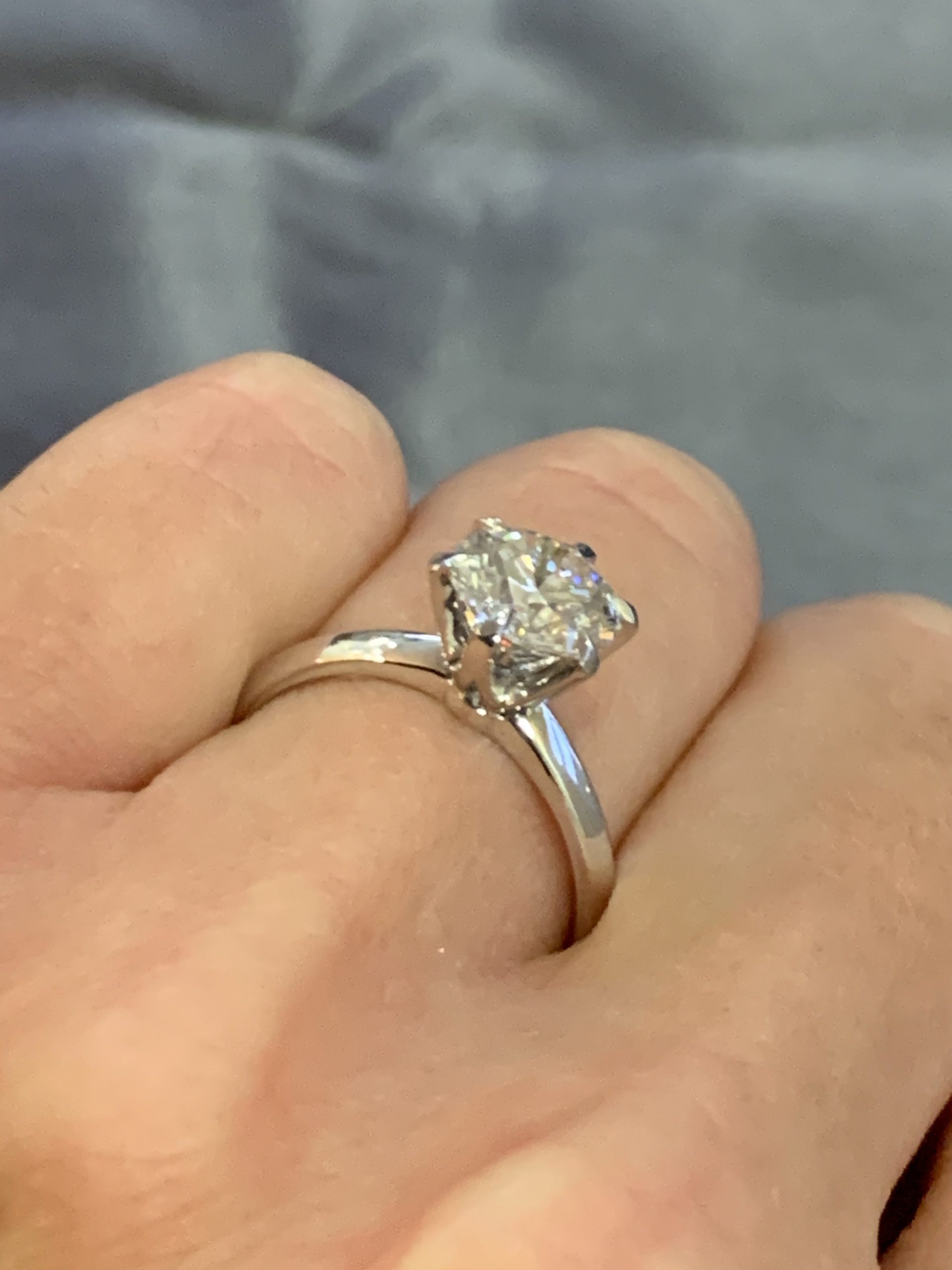 Классическое кольцо с бриллиантом в 2,01 карат – Diva Home of Diamonds